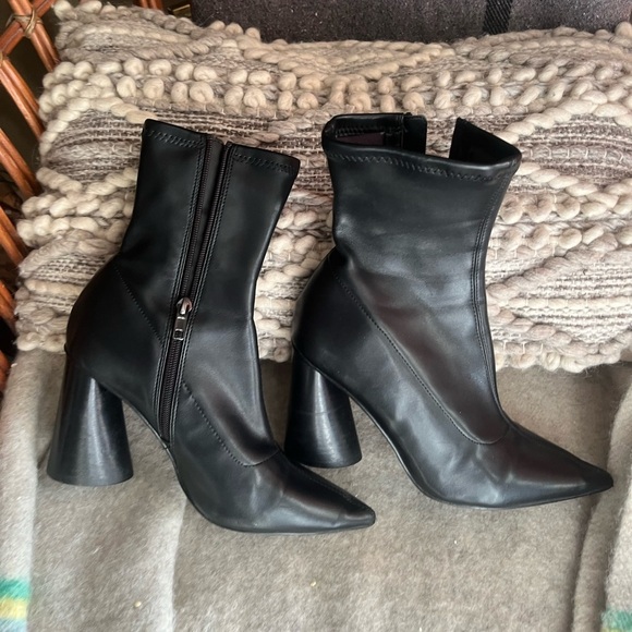 Steve Madden Block Heel Black Ankle Boots - Picture 3 of 6